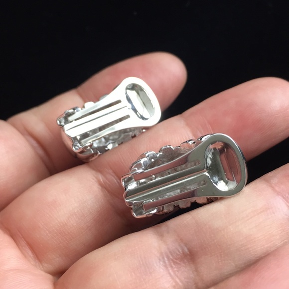 🖤NWOT💕L’Officiel clip earrings - Picture 6 of 12